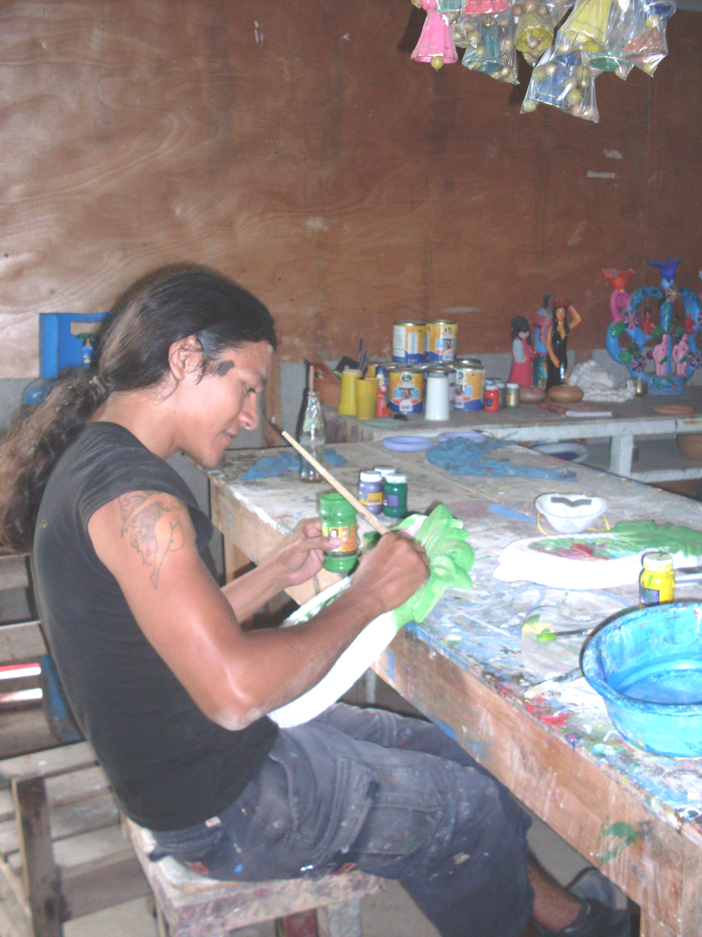 Alan pintando en ceramica