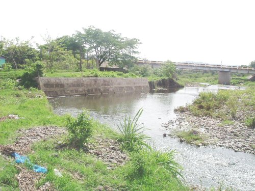 rio con muro