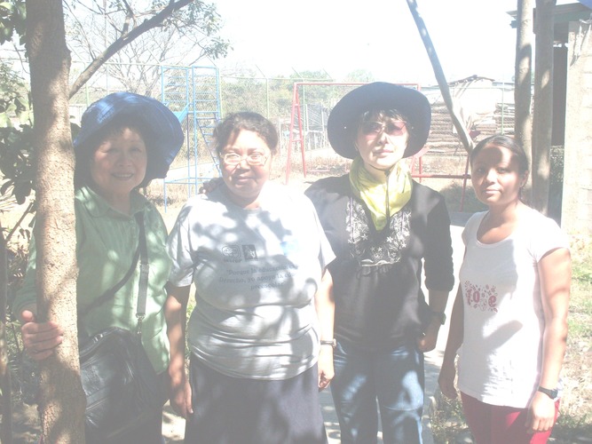 carmen y edelma con visitantes