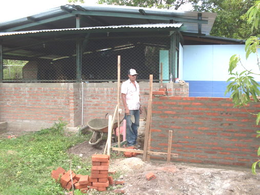 Muro contra el río