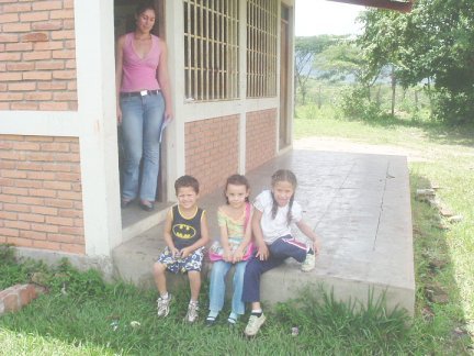niñas y niño en El Limon
