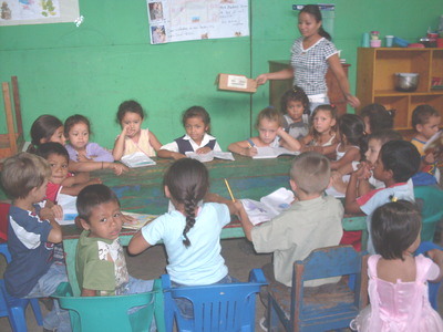 niños escribiendo