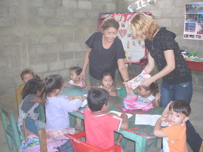 niños pequeños escribiendo 