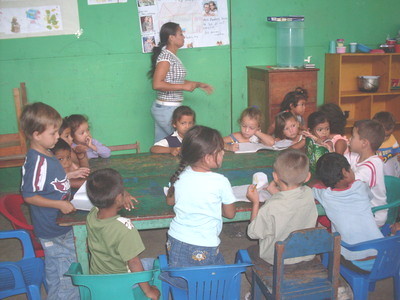 niños del preescolar escribiendo 2 