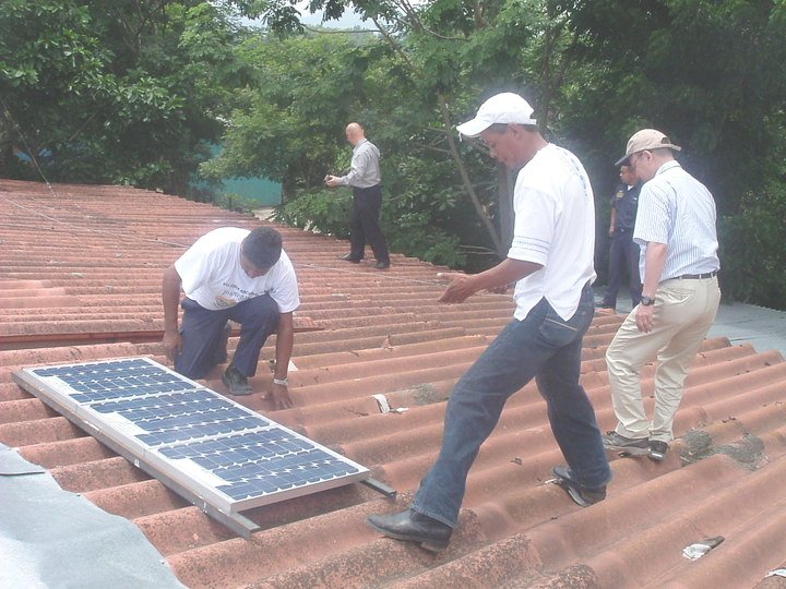Koike supervisa instalación de panel