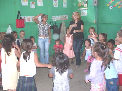 niños jugando despues de escribir